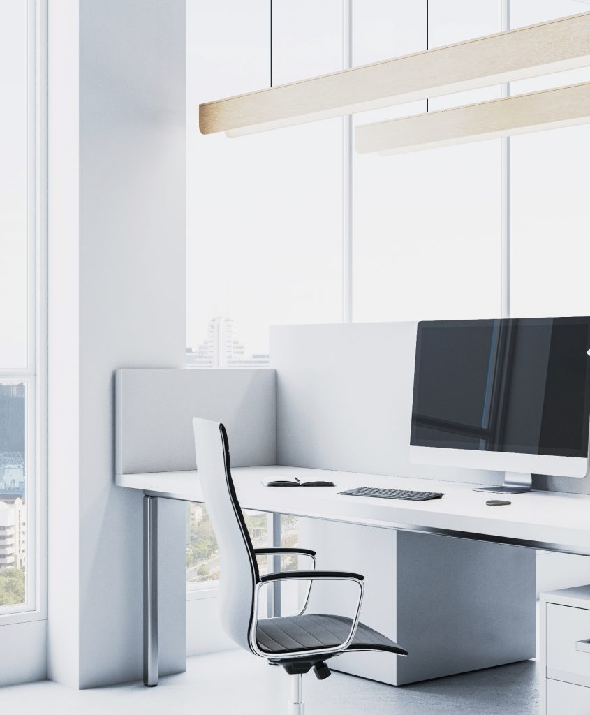 helles, minimalistisches Büro mit Schreibtisch, Monitor, Lampe und Bürostuhl vor großen Fenstern mit Stadtblick