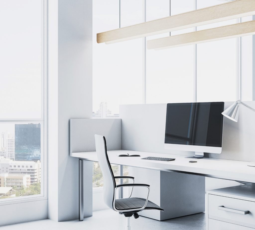 modern-office-desk-with-computer-chair-near-large-window-cityscape-background-3d-rendering@2x helles, minimalistisches Büro mit Schreibtisch, Monitor, Lampe und Bürostuhl vor großen Fenstern mit Stadtblick